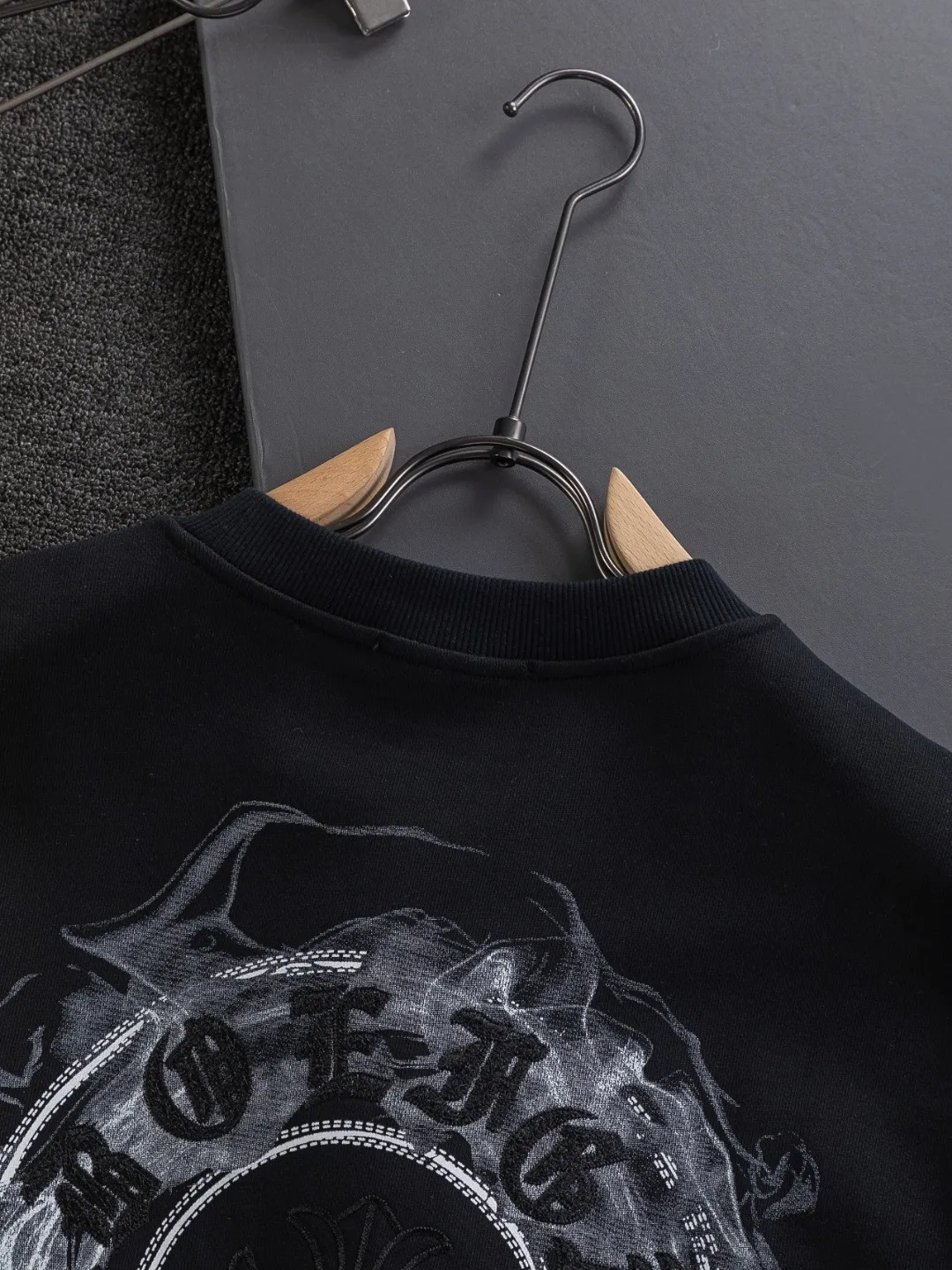 P240 Chrome Hearts CH Cross 25SS Autumn and Winter Sweatshirt Early Autumn Classic Colorful hand-painted horseshoe Sanskrit cross on the chest 🪡 embroidery Large logo on the back hand-painted horseshoe Sanskrit ✝️🪡 embroidery Round neck pullover sweatshirt, hot style coming, a style that both men and women like, same style for men and women, 100% chance of turning heads when you wear it when you go out! It’s all about being handsome. The designer’s classic sense is precisely grasped. The whole piece of clothing is heavy. Industrial washing process. Ready-made garments are dyed + sprayed for a horse effect. The double-wash process is very recognizable. It uses heavy washing to make it distressed. The edges of the patch are slightly rolled and naturally distressed. It has a three-dimensional sense of layering and a little damage. It is very visually lethal. It adheres to Kroxin's consistent rough style. The chest and back are large, and the horseshoe flower printed patch pattern is embroidered and decorated. It is also decorated with silver metal engraved distressed buttons. The classic elements full of brand recognition instantly enhance the overall sense of grade and specification. Its texture is quite high-end! The overall feeling is high-end, simple and elegant, with silver hardware accessories, a full set of customized accessories, and the pattern of the entire dress is all decorated with patchwork three-dimensional embroidery technology, which is the finishing touch of the entire dress. The design on the back is even more eye-catching! ! This full back is so cool, it’s full of design, and the overall upper body style highlights fashion and individuality. Wearing it together as a couple is even more popular on the street. I recommend the early autumn sweatshirt! ! The fabric is a unique 440g 100% cotton, which is skin-friendly, breathable, warm to the touch, firm in texture, and smooth in lines. It can be called a back killer, which has very strict requirements on craftsmanship and cost. The smooth neckline, flat cuffs and hems are large and tightly stitched, tight and orderly, and the details are perfect. The consistent OS version can be worn alone or layered. It is very casual, but very iconic! It is simply the flagship of high-end trendy brands and must be included in your wardrobe. It has the American fashion spirit of freedom and individuality, and is highly recognizable and stylized! Color: Black White Size: S-XL Size chart: S: Shoulder width 51-Bust 56-Length 69 M: Shoulder width 52.5-Bust 58-Length 71 L: Shoulder width 54-Bust 60-Length 73 XL: Shoulder width 55.5-Bust 62-Length 75
